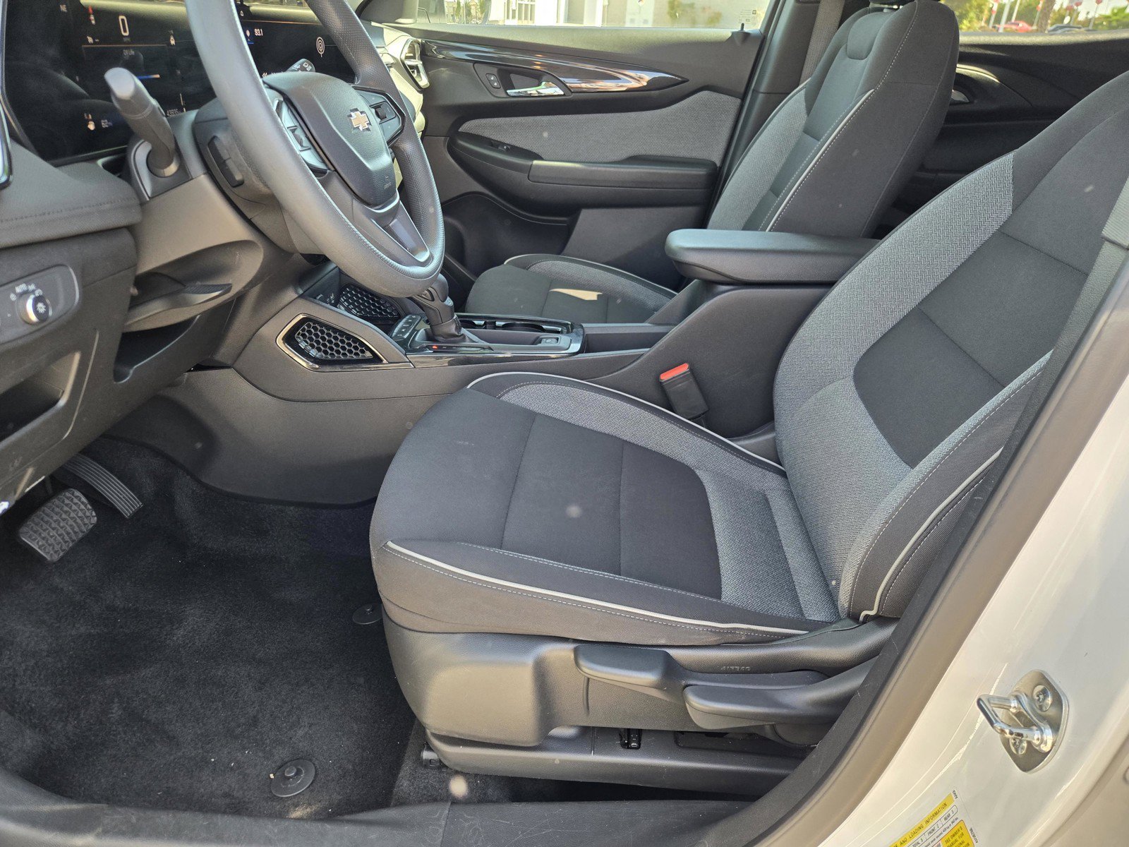 Used 2025 Summit White Chevrolet LT image 25