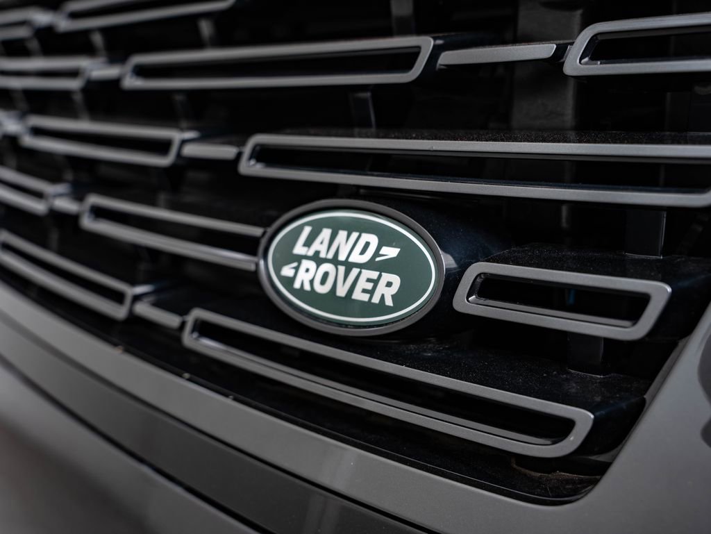 Used 2025 Carpathian Grey Premium Metallic Land Rover SE image 3