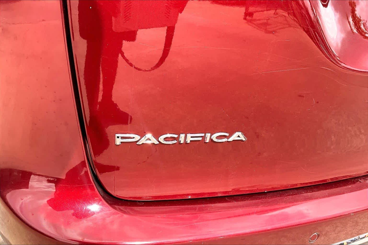 Used 2018 Velvet Red Pearlcoat Chrysler Limited image 29