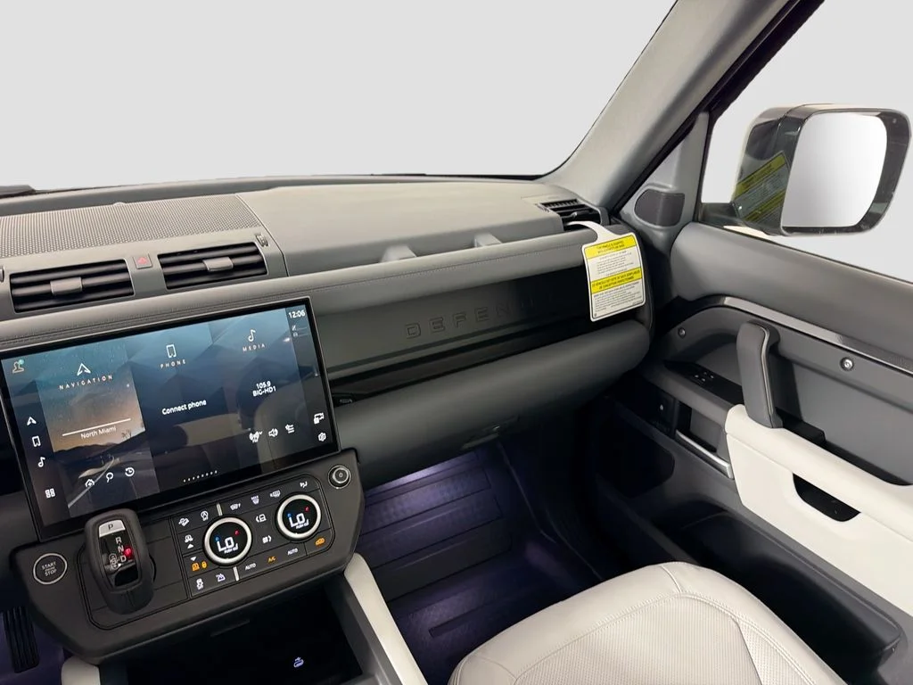 New 2026 Carpathian Grey Land Rover X-Dynamic SE image 25