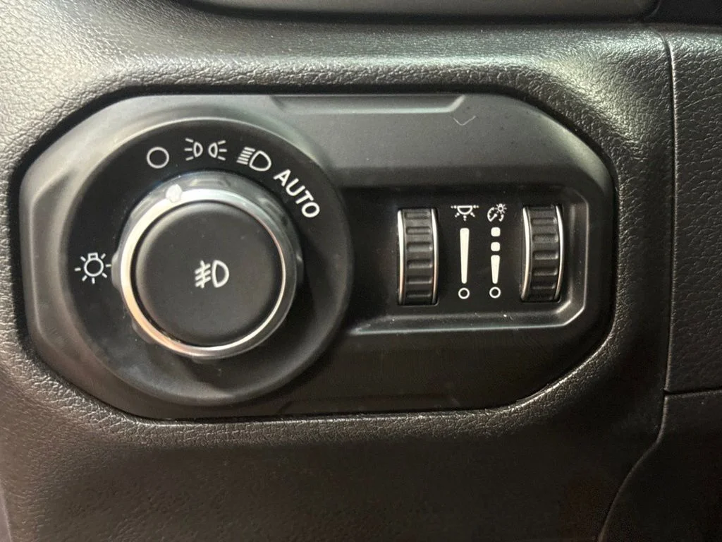 Used 2020 Granite Crystal Metallic Clearcoat Jeep Unlimited Sahara image 23