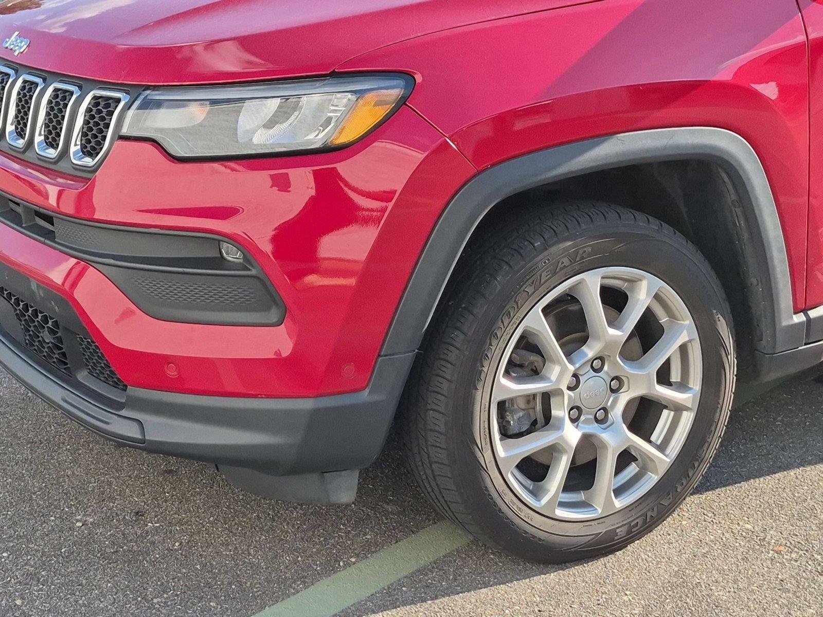 Used 2023 Redline Pearlcoat Jeep Latitude Lux image 9