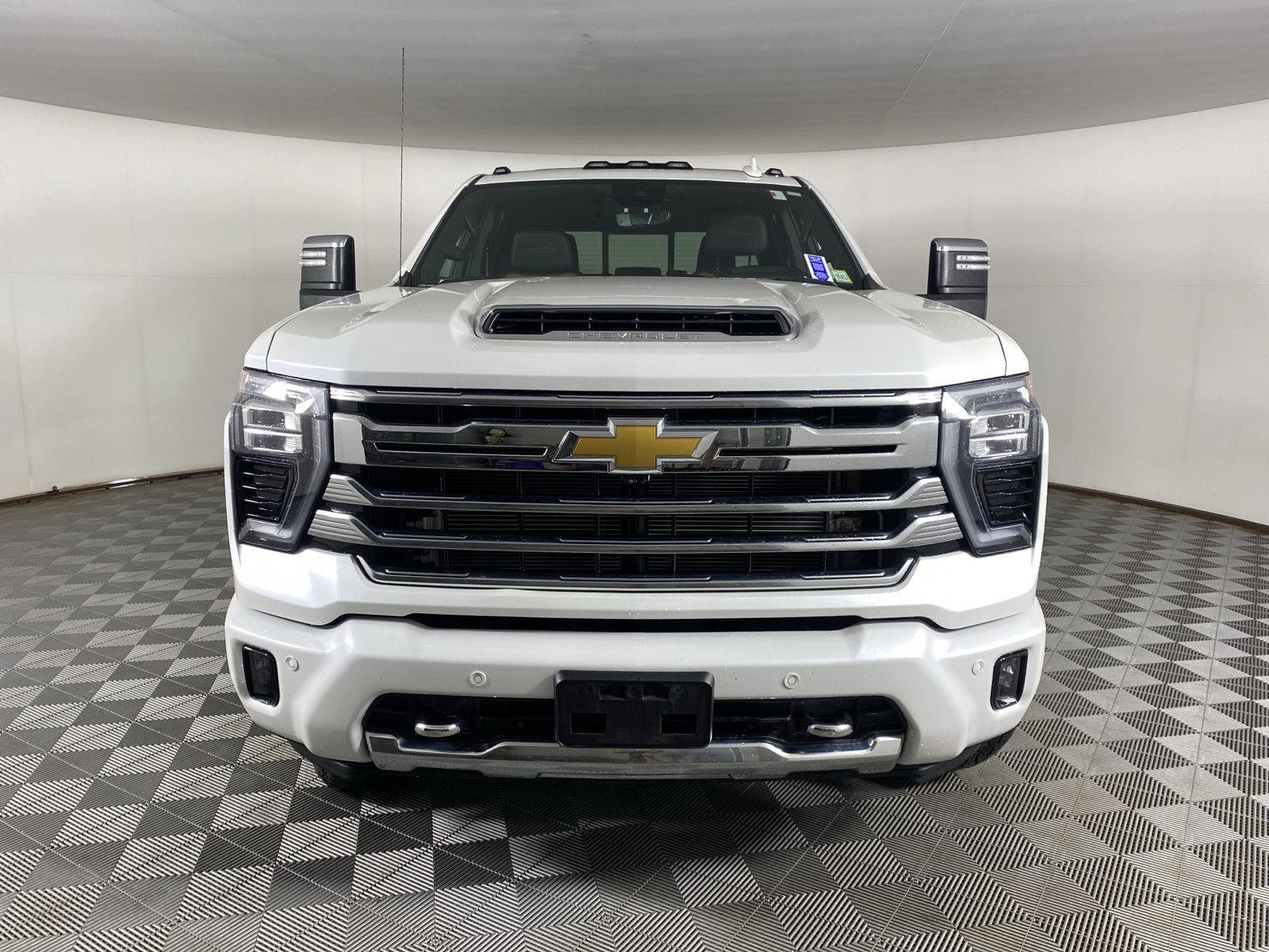Used 2024 Iridescent Pearl Tricoat Chevrolet High Country image 4