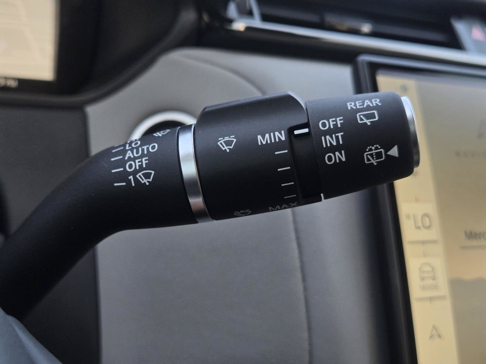 Used 2025 Fuji White Land Rover Dynamic SE image 19