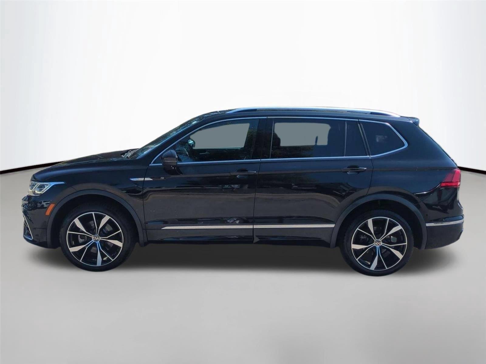 Used 2023  Volkswagen SEL R-Line image 2