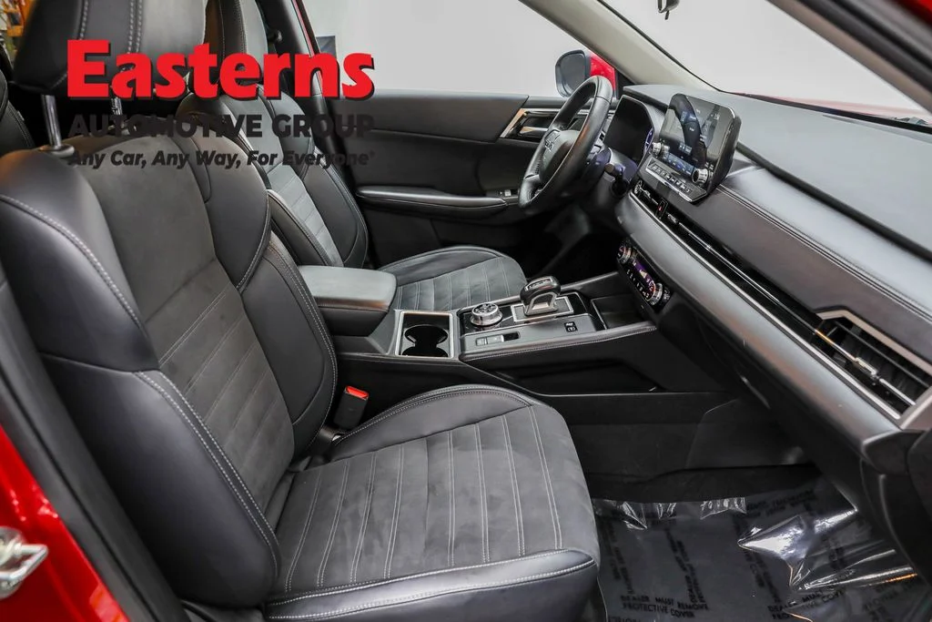 Used 2023 Red Mitsubishi SE image 23