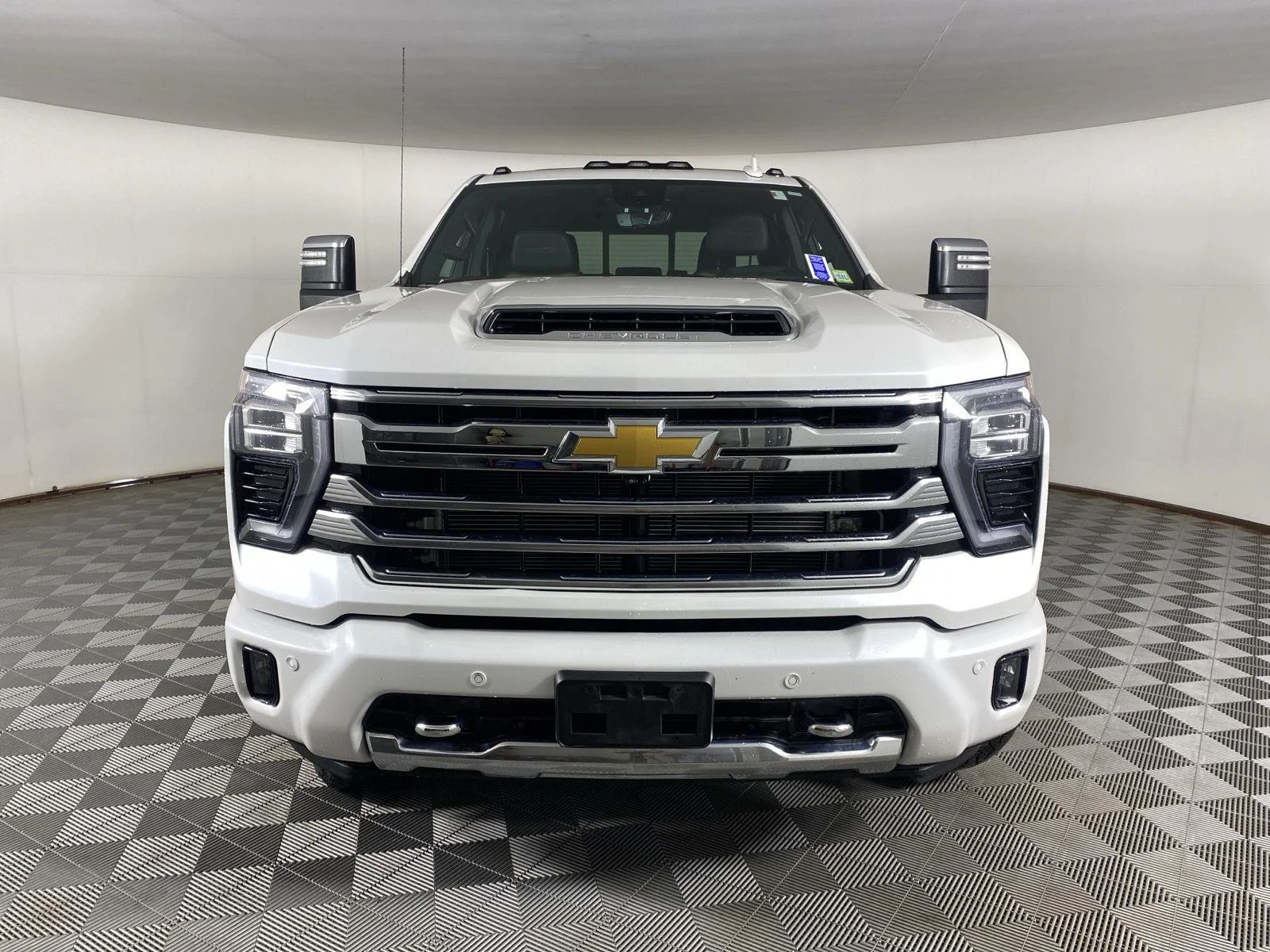 Used 2024 Iridescent Pearl Tricoat Chevrolet High Country image 4
