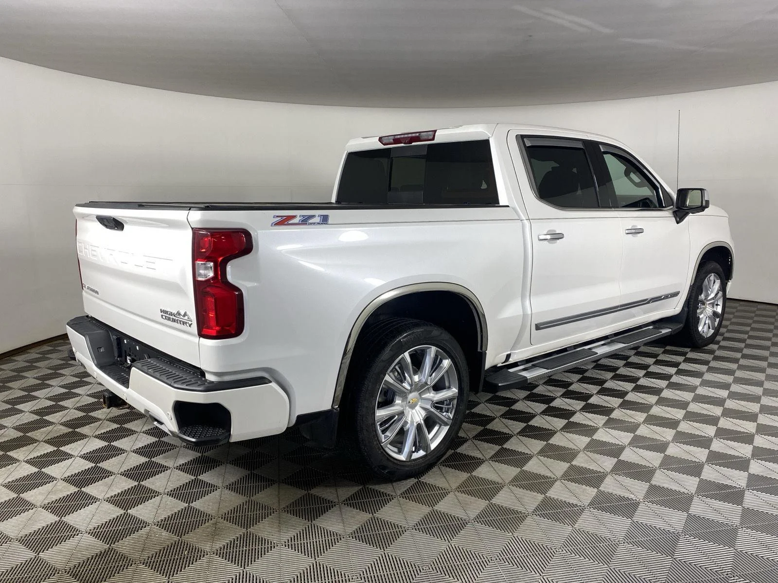 Used 2023 Iridescent Pearl Tricoat Chevrolet High Country image 7
