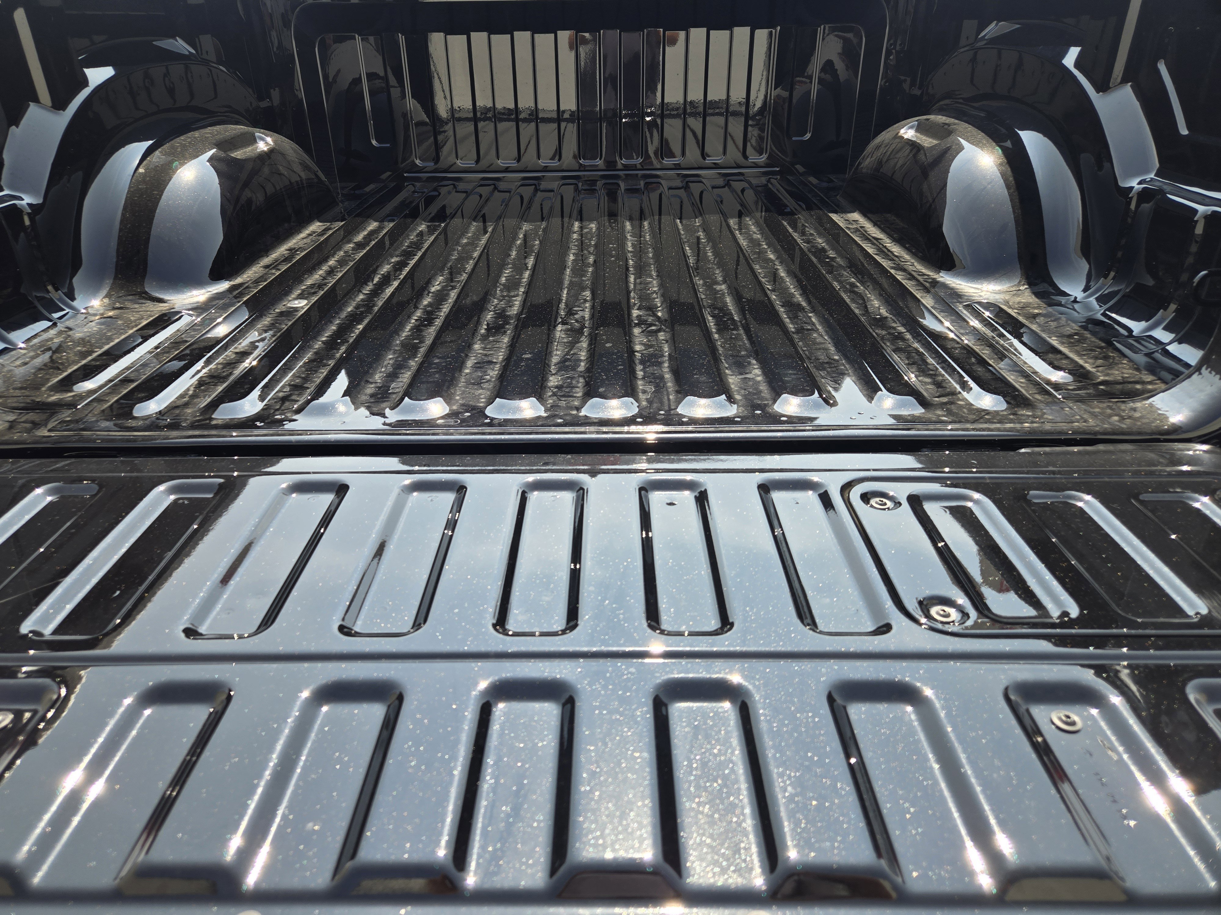 New 2026 Diamond Black Crystal Pearl-Coat Exterior Paint RAM Laramie image 23