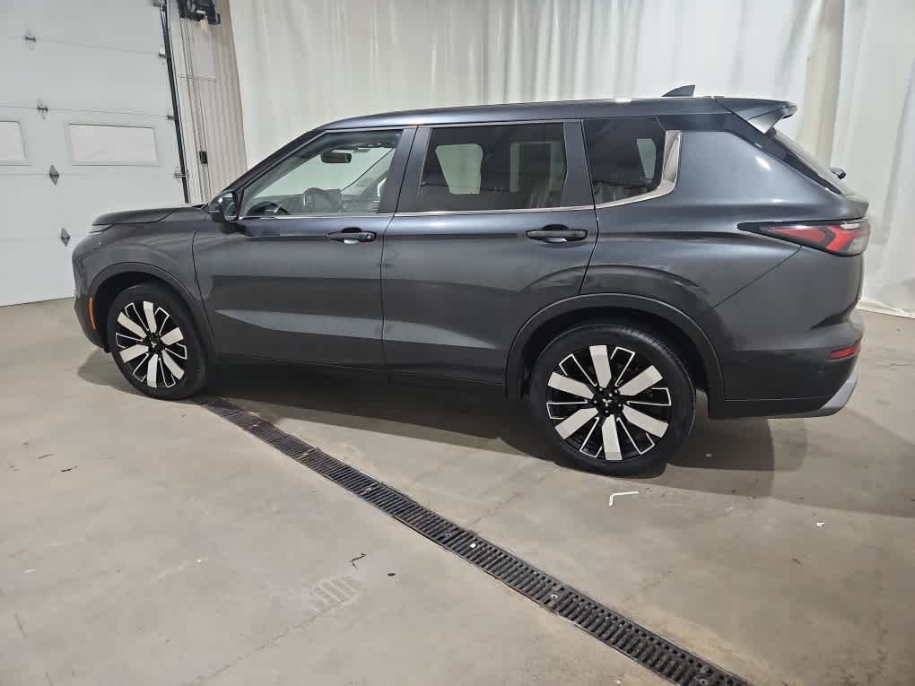Used 2025 Graphite Gray Mitsubishi SE image 3