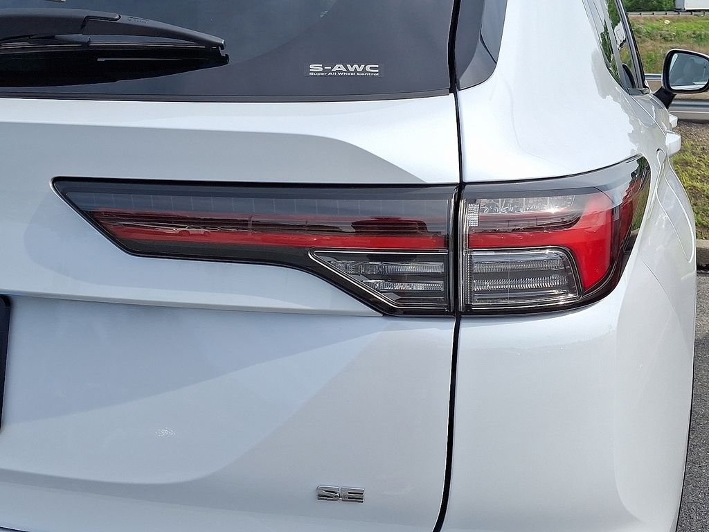 Used 2025  Mitsubishi SE image 8