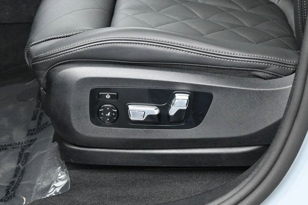 Used 2026 Gray Metallic BMW xDrive40i image 12