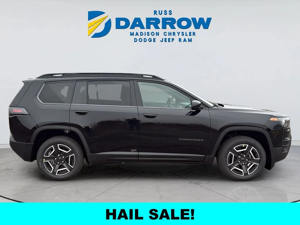 New 2026 Diamond Black Crystal Pearl-Coat Exterior Paint Jeep Laredo image 6