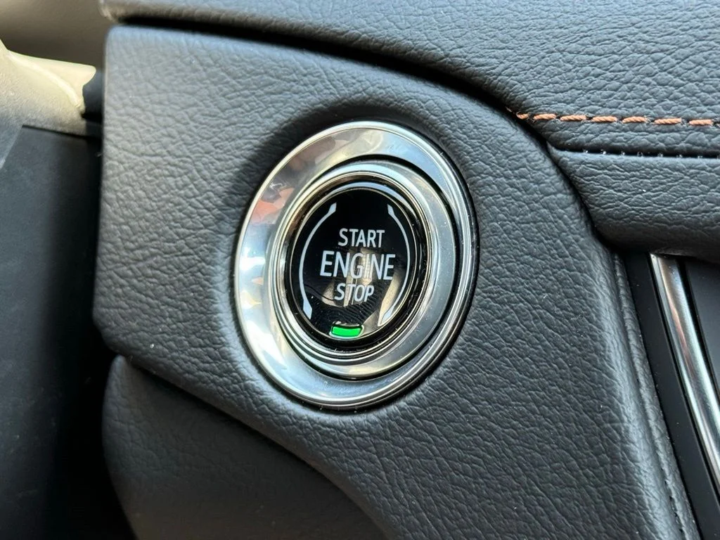 Used 2025  Cadillac Premium Luxury image 23