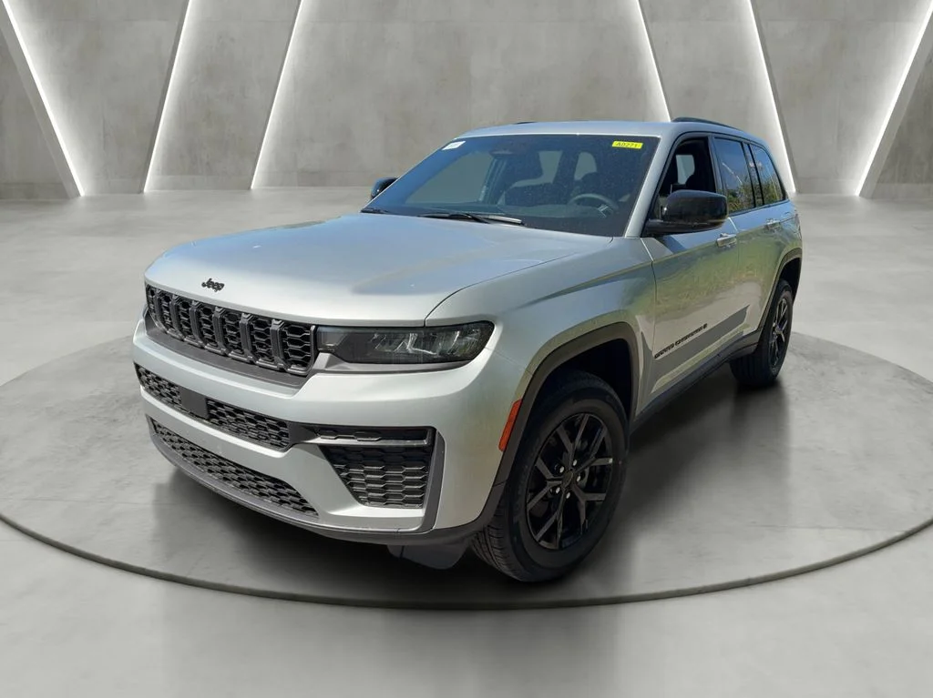 New 2026 Silver Zynith Exterior Paint Jeep Altitude image 3