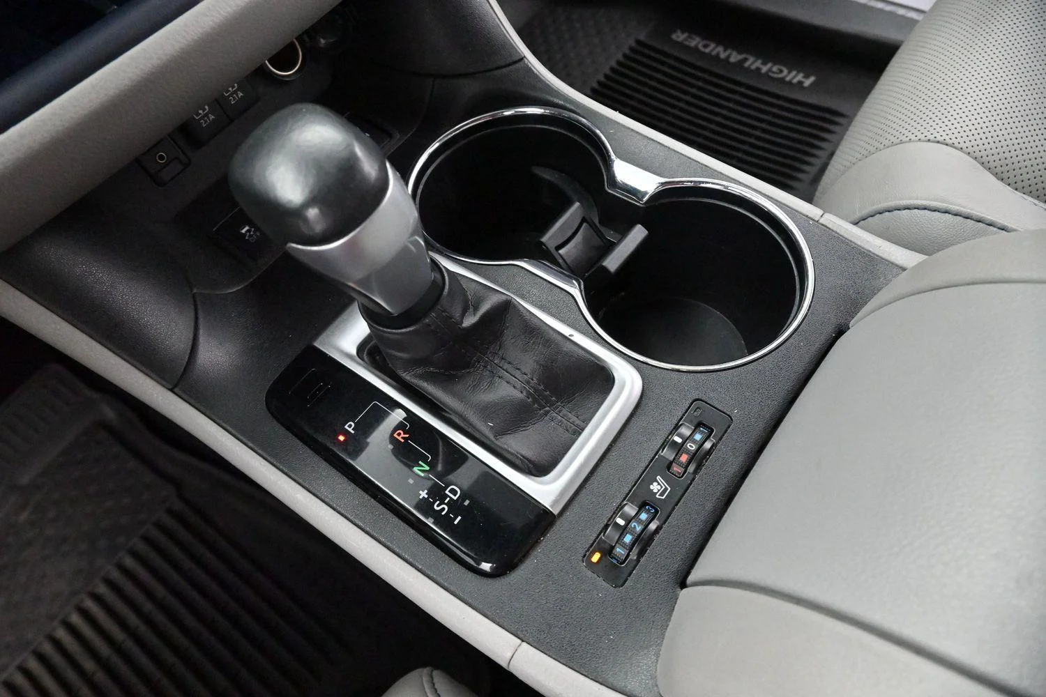 Used 2017 Blizzard Pearl Toyota Limited image 27