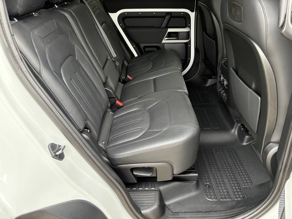 Used 2022 White Land Rover S image 18