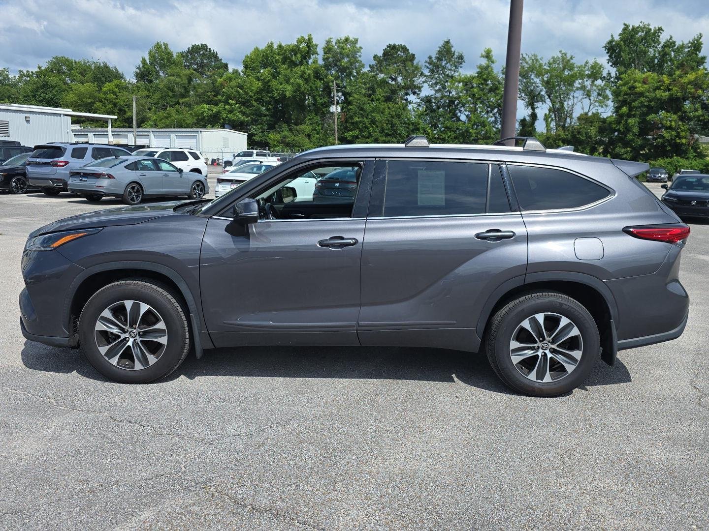 Used 2021 Magnetic Gray Metallic Toyota XLE image 9