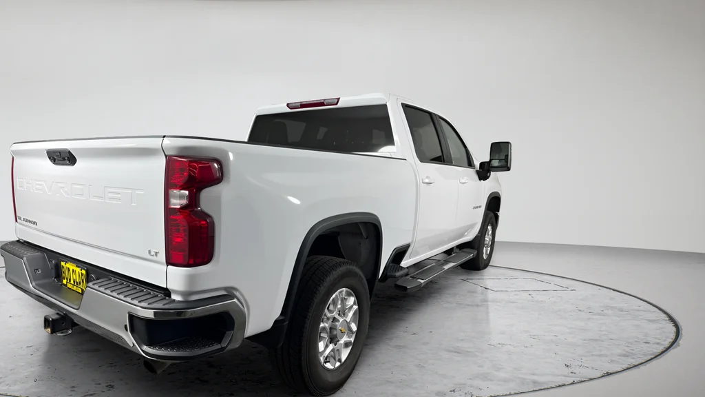 Used 2025 White Chevrolet LT image 3