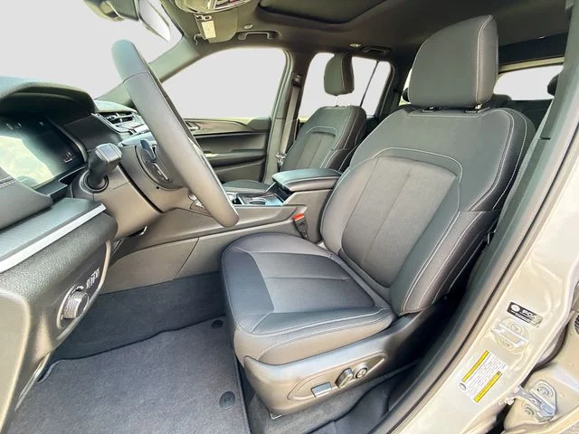 New 2026 Silver Zynith Exterior Paint Jeep Laredo X image 15