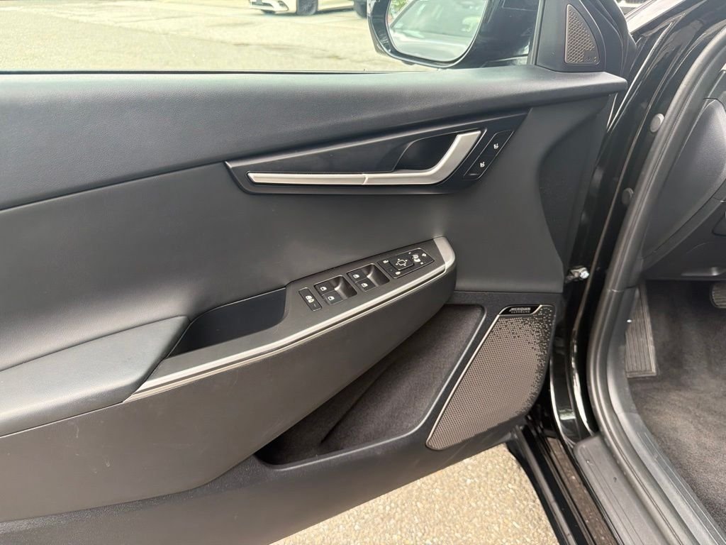 Used 2023 Black Kia Wind image 13
