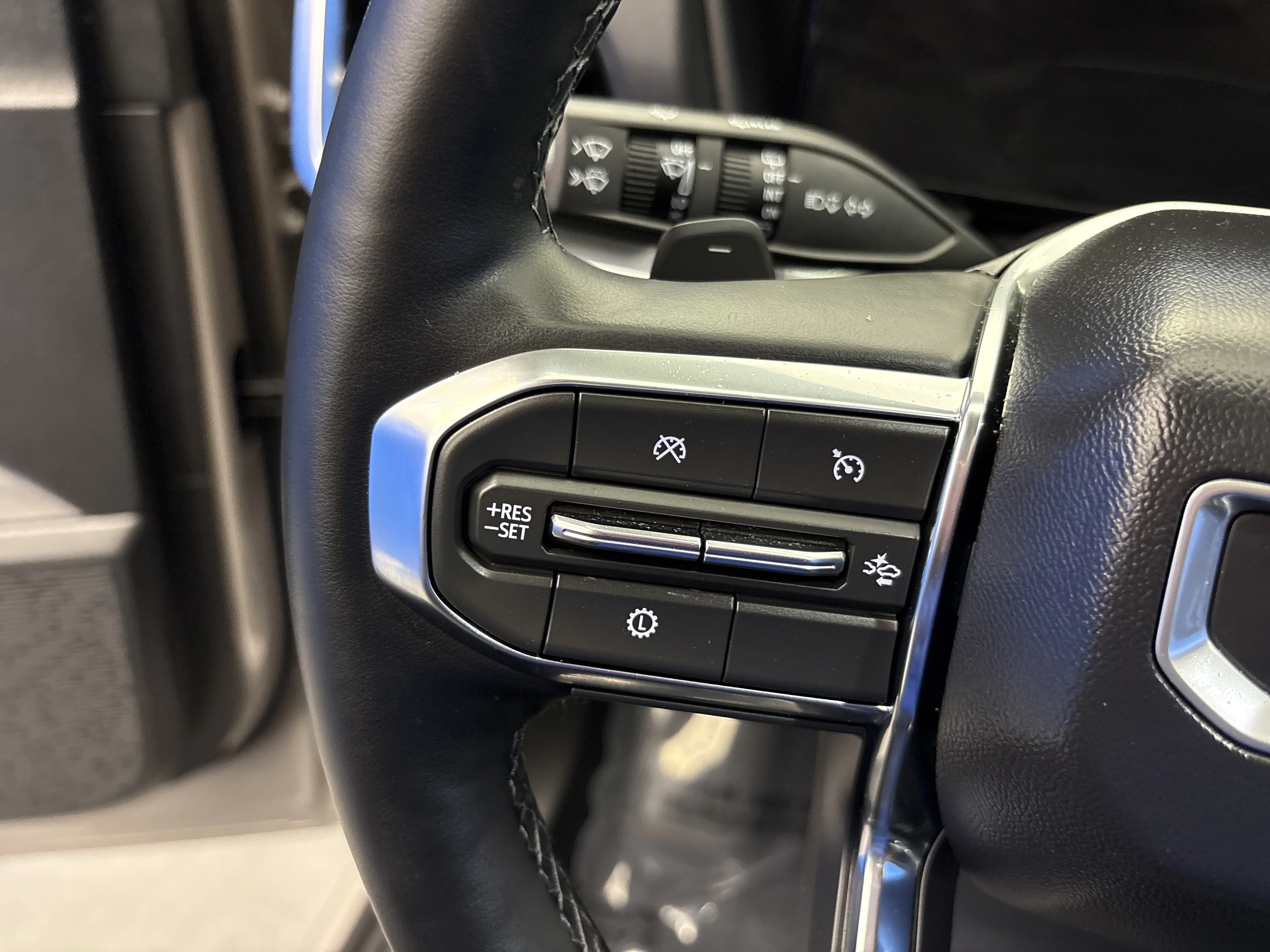 Used 2025 Riverstone Metallic GMC AWD Elevation image 15