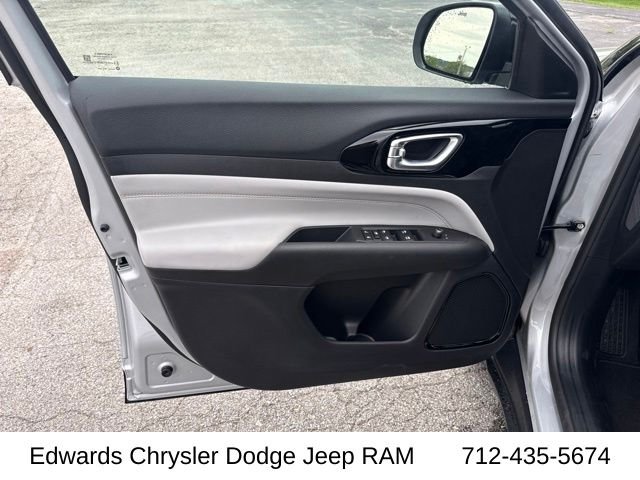 New 2026 Silver Zynith Metallic Clear-Coat Exterior Paint Jeep Limited image 13