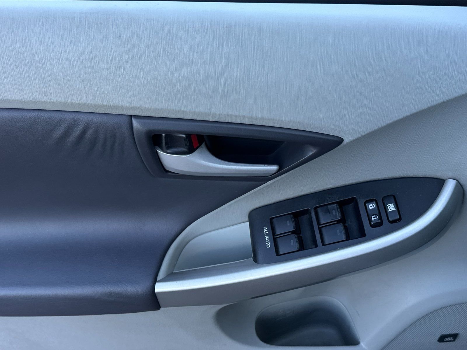 Used 2010 Classic Silver Metallic Toyota I image 10