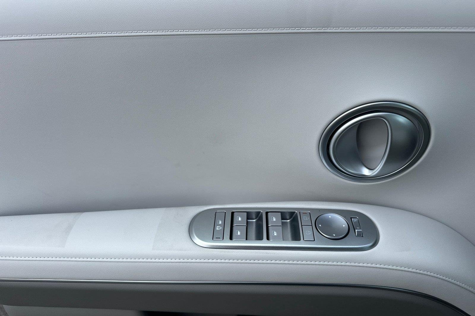 New 2027 Shimmering Silver Hyundai Blue SEL 7P image 11