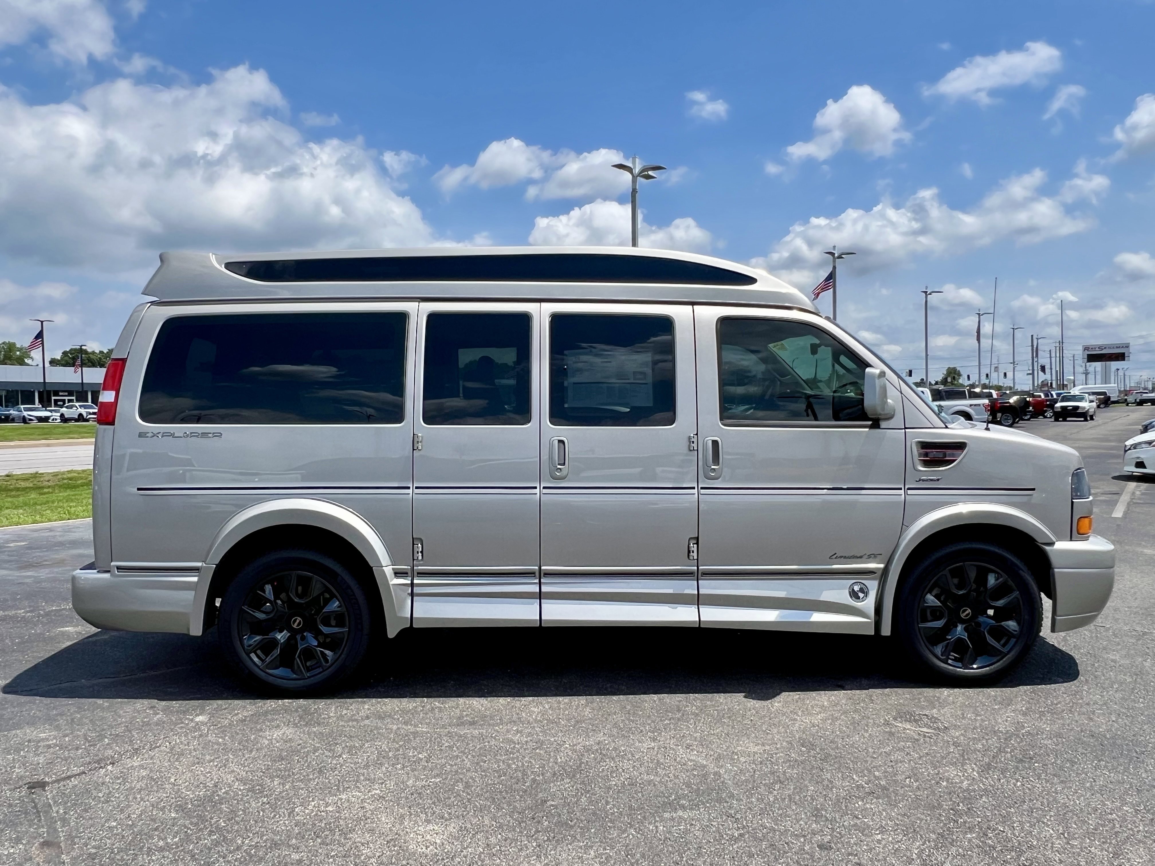 2025 GMC Savana Cargo Work Van - Photo 8