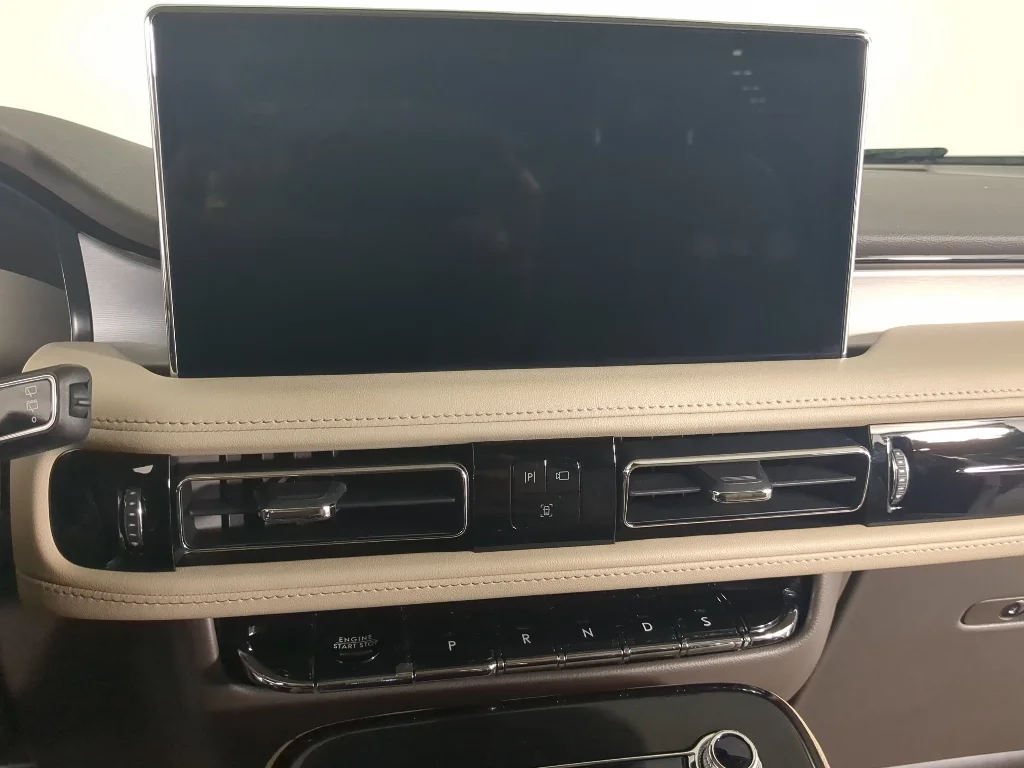 Used 2022 White Lincoln Standard image 30