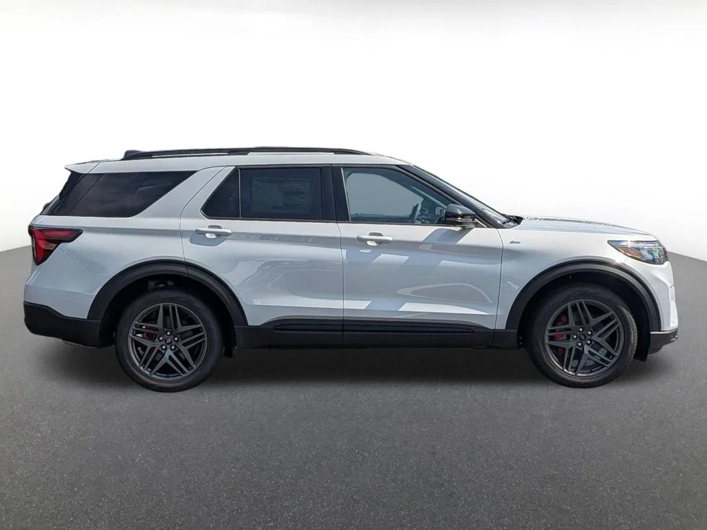 New 2026 Space White Metallic Ford ST-Line image 2