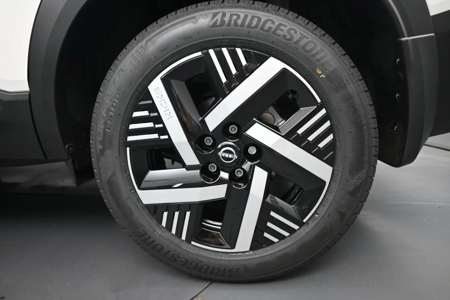 New 2026 Aspen White Tricoat/Super Black Nissan SV image 19