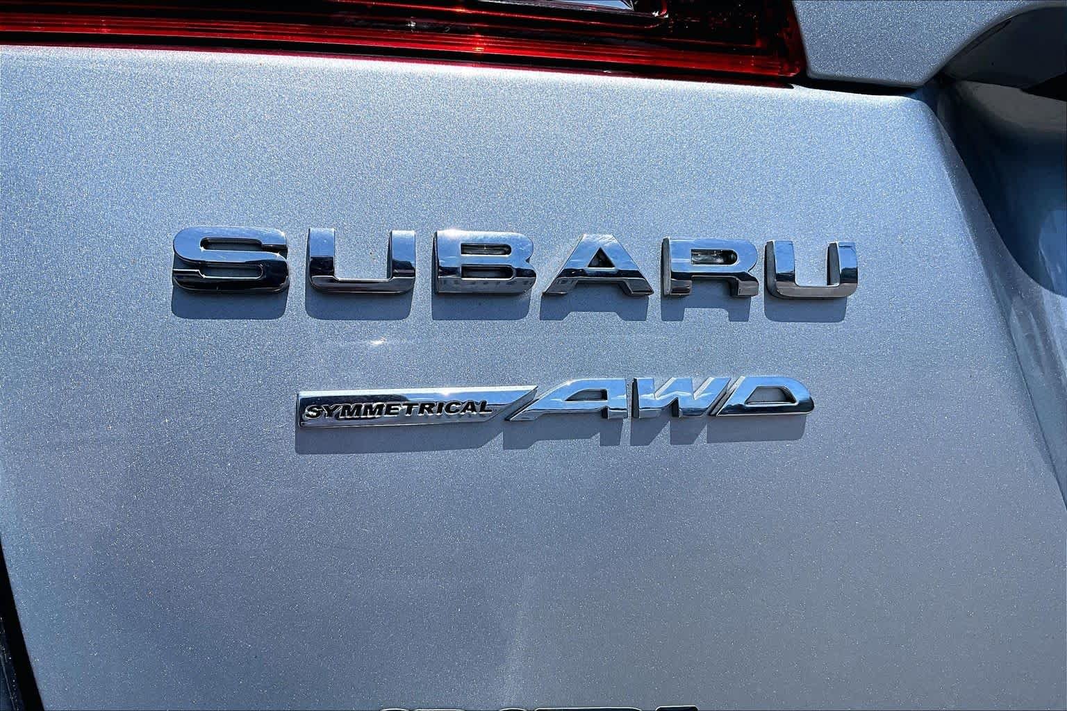 Used 2018 Ice Silver Metallic Subaru Limited image 32