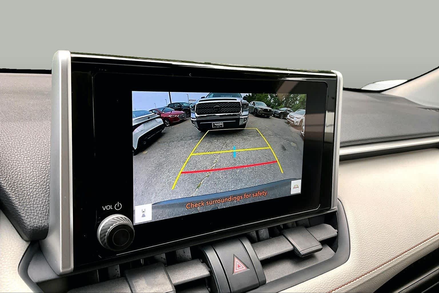 2025 Toyota RAV4 XLE - Photo 28