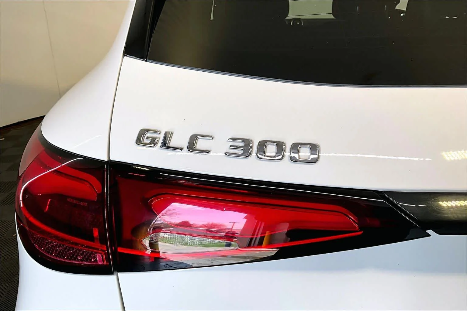 Certified Used 2025 Polar White Mercedes-Benz GLC 300 image 33