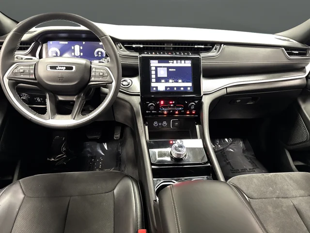 Used 2023 Velvet Jeep Altitude X image 5