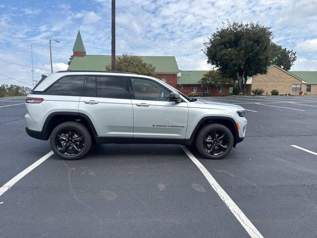New 2025 Silver Zynith Exterior Paint Jeep Limited image 8