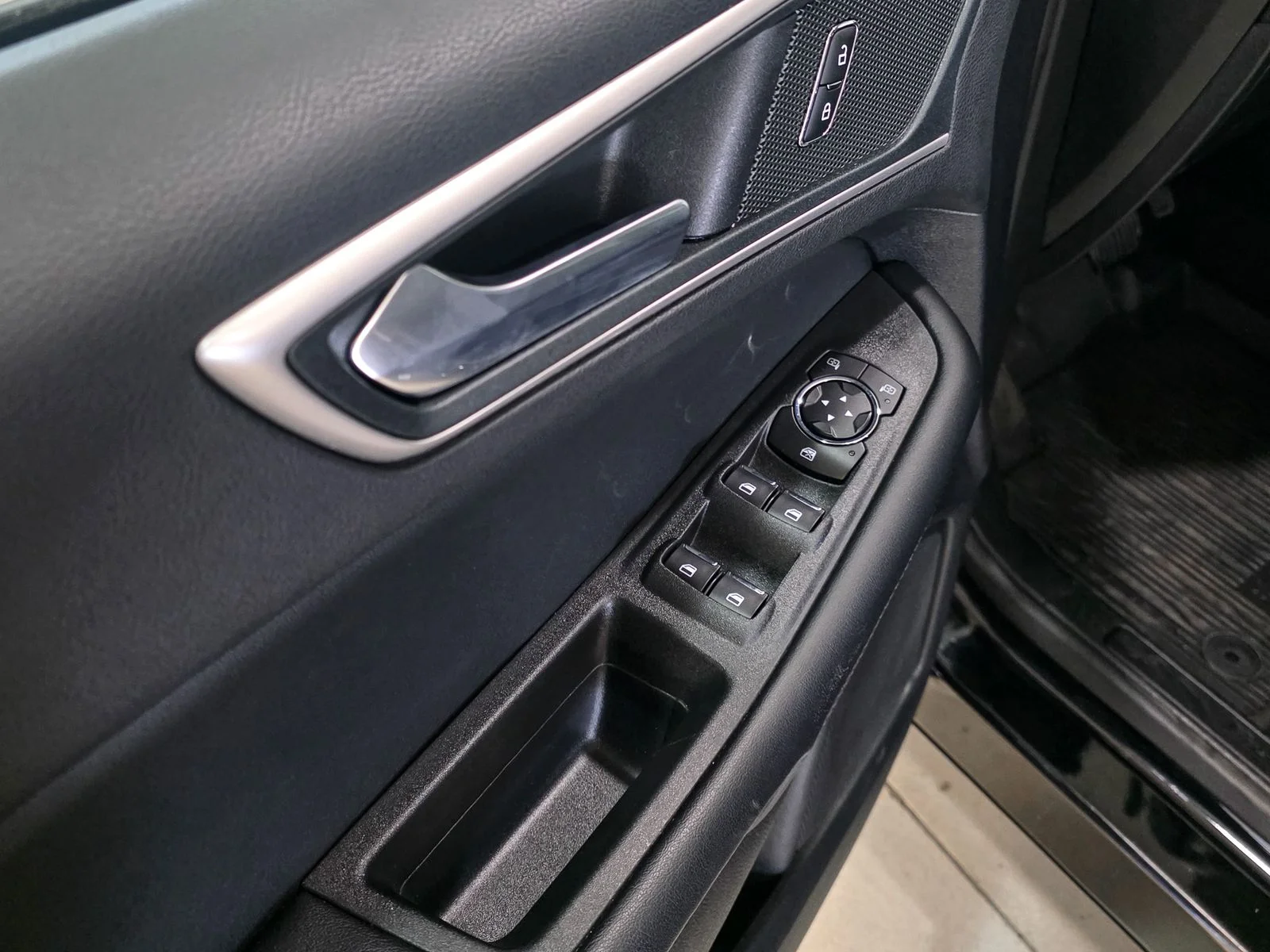 Used 2024 Agate Black Metallic Ford SEL image 19