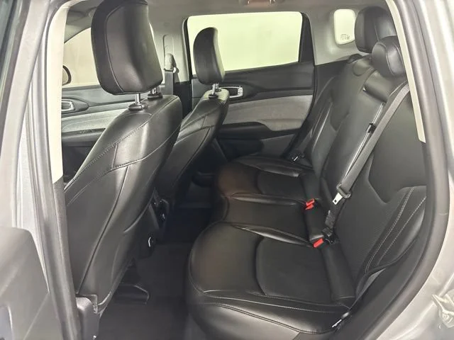 Used 2022  Jeep Latitude Lux image 25