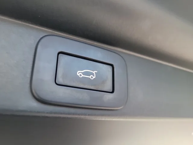 Used 2023  Land Rover SE image 10