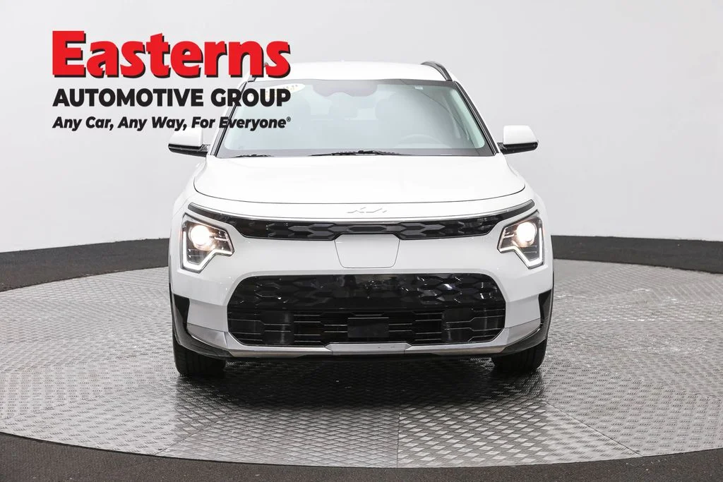 Used 2023 White Kia Wind image 2