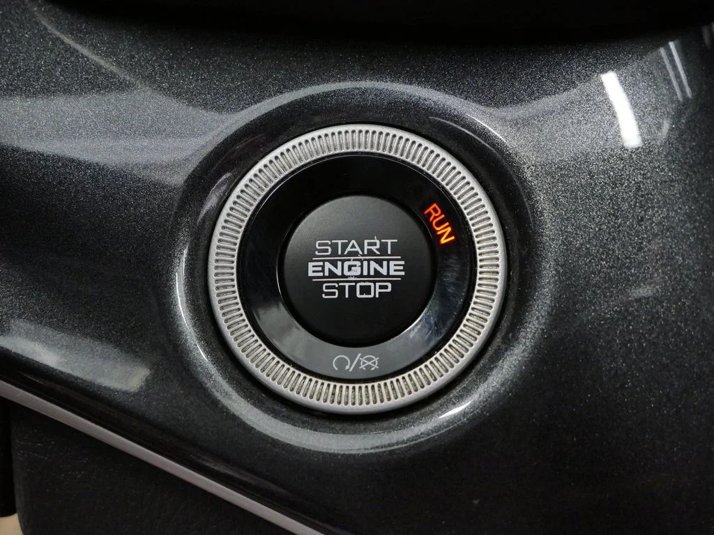 Used 2022 White Jeep Altitude image 27