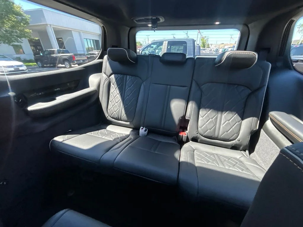New 2026 High Gloss Black Exterior Paint Jeep Summit Reserve image 13