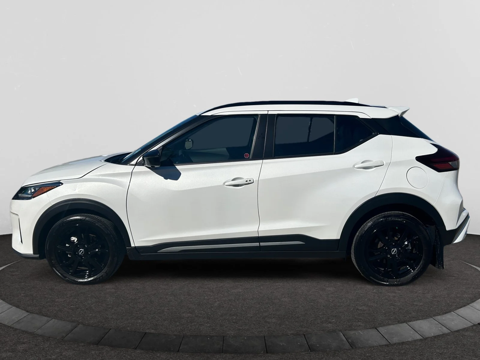 Used 2024 White Nissan SR Premium image 2
