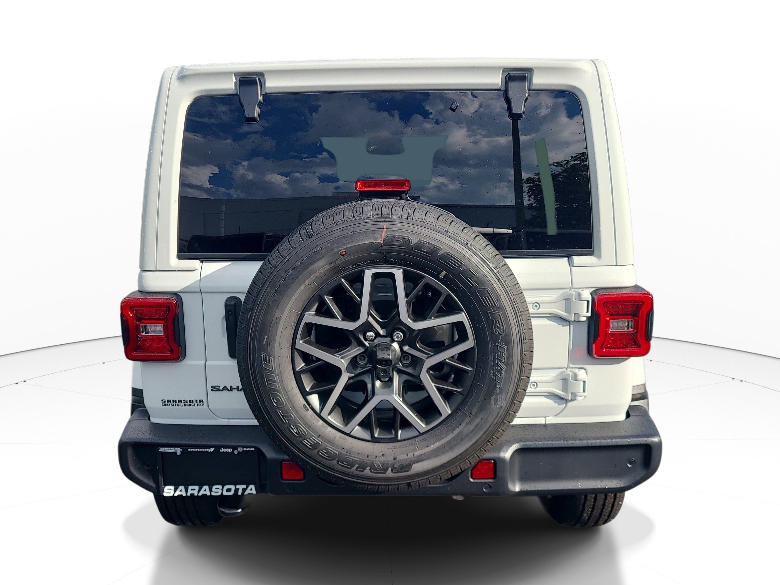 New 2027 Bright White Clear-Coat Paint Jeep Sahara image 5