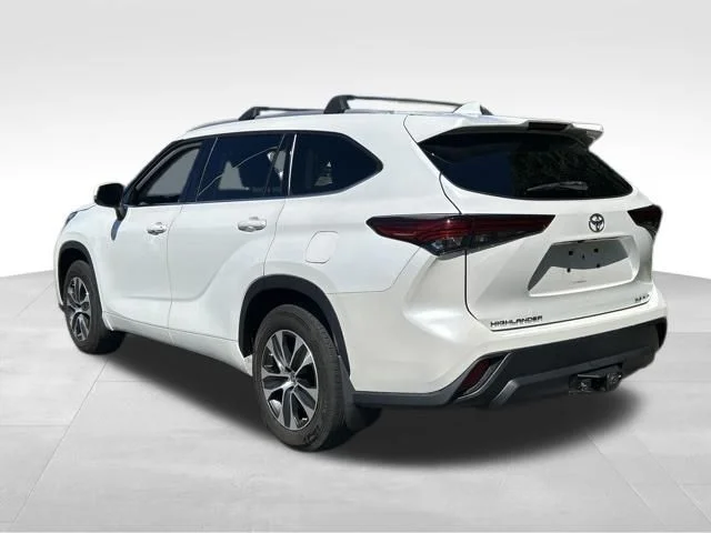 Used 2022 Beige Toyota XLE image 3