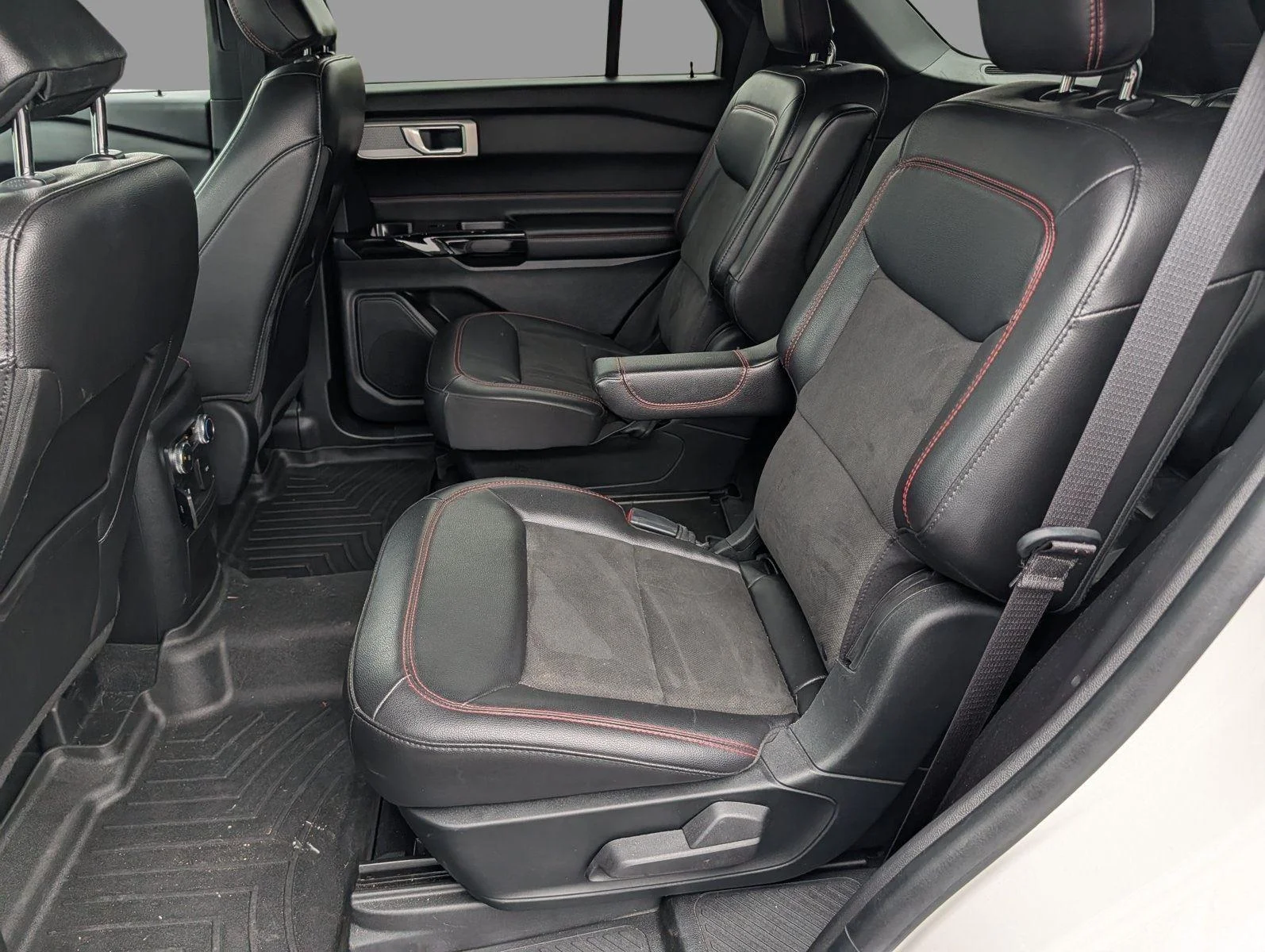Used 2022 Star White Metallic Tri-Coat Ford ST-Line image 30