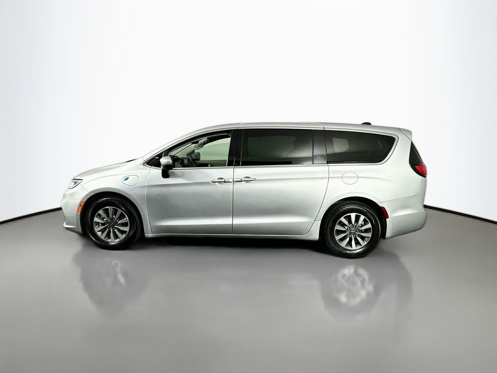 Used 2023 Silver Mist Clearcoat Chrysler Touring L image 5