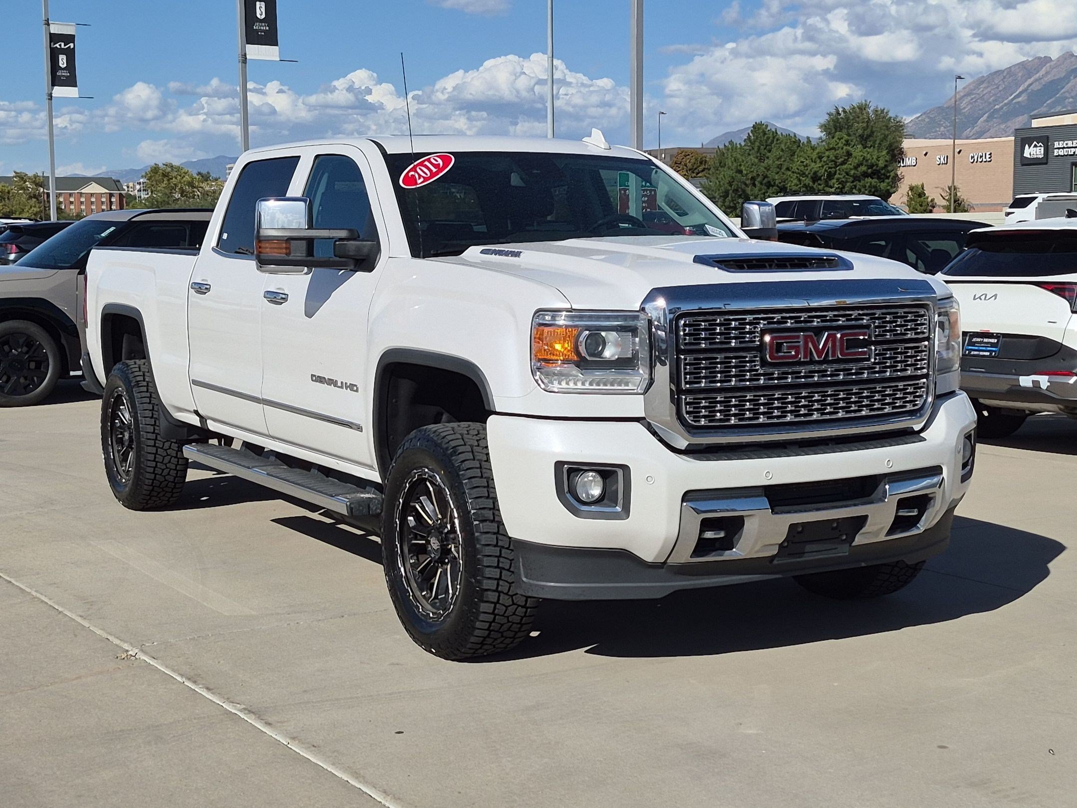 Used 2019 White Frost Tricoat GMC Denali image 7